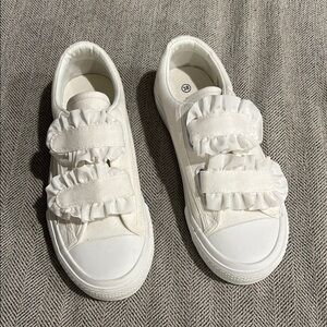 Womens White Fashion Casual Shoe Size 38 Ruffle Velco Close NEW